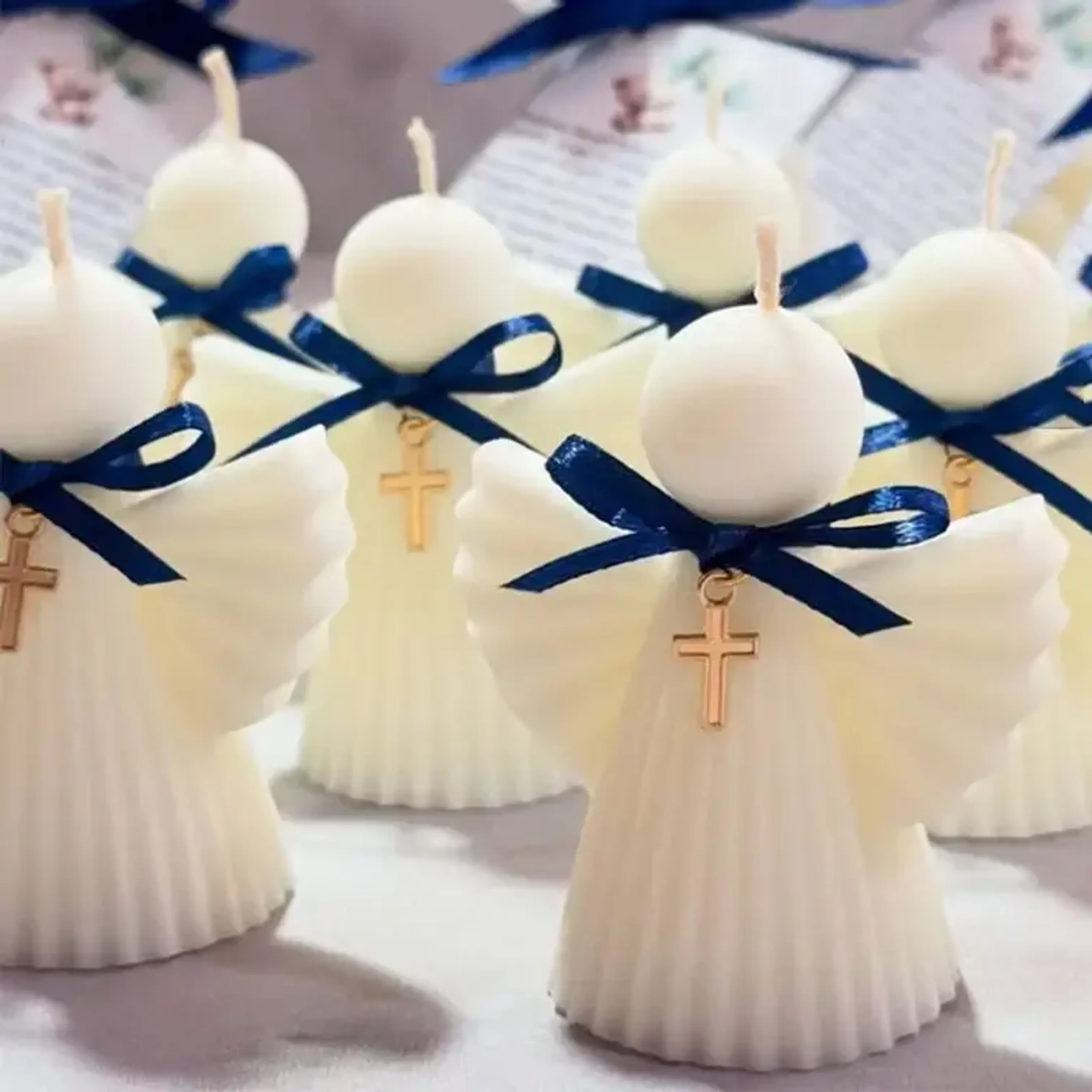 Muchas Margaritas de cera blancas, con liston verde