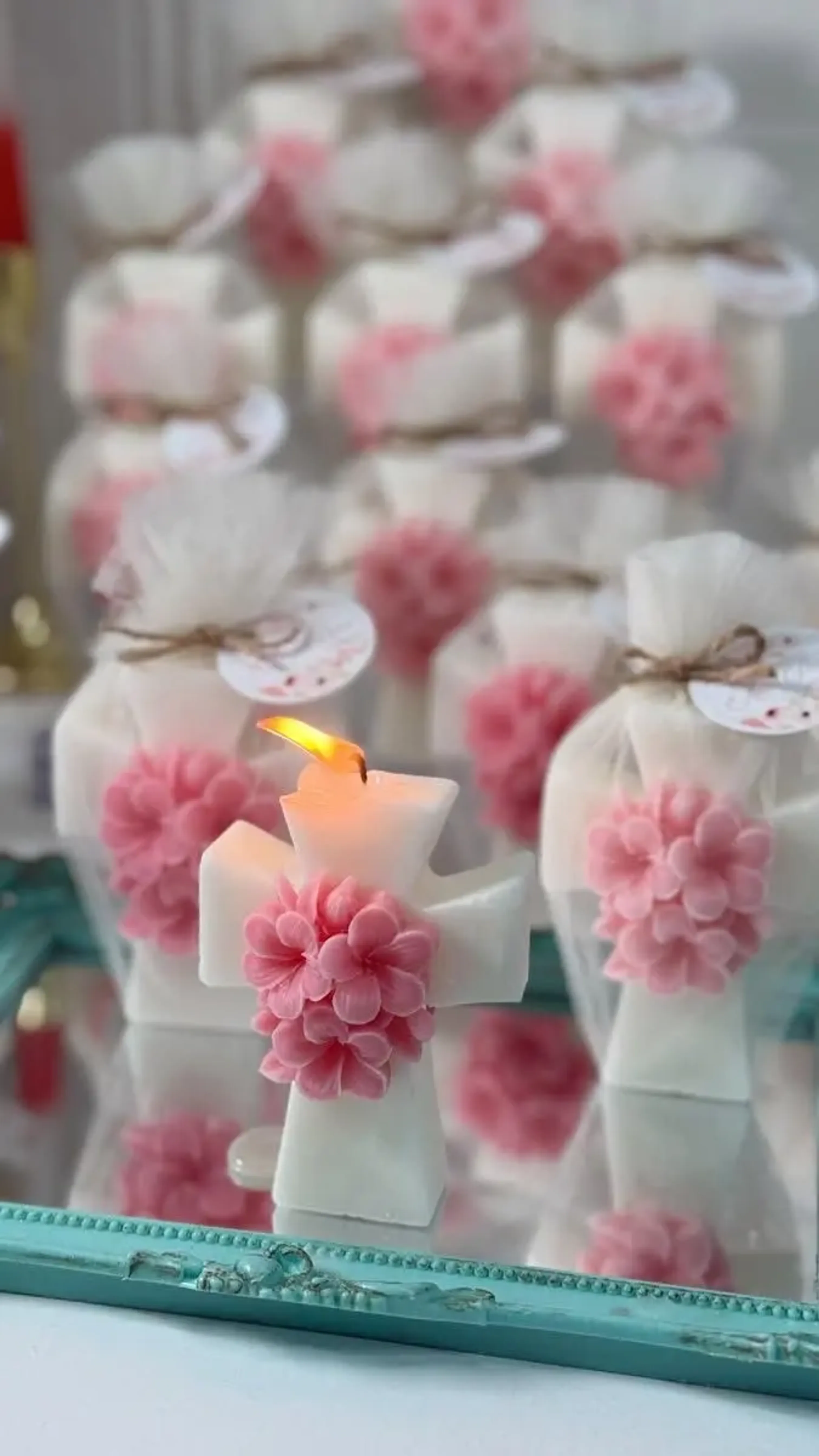 Muchas Margaritas de cera blancas, con liston verde