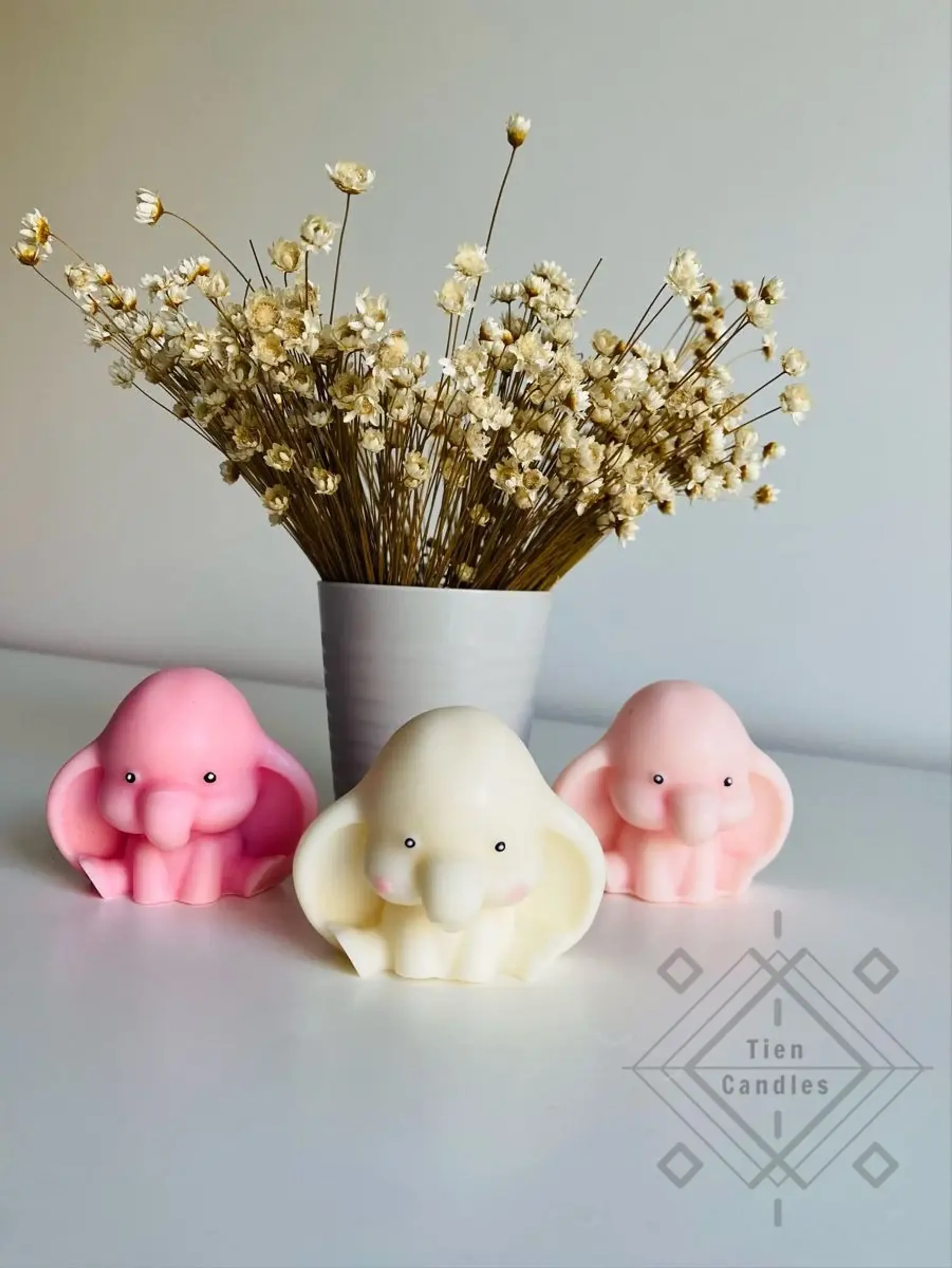 Muchas Margaritas de cera blancas, con liston verde