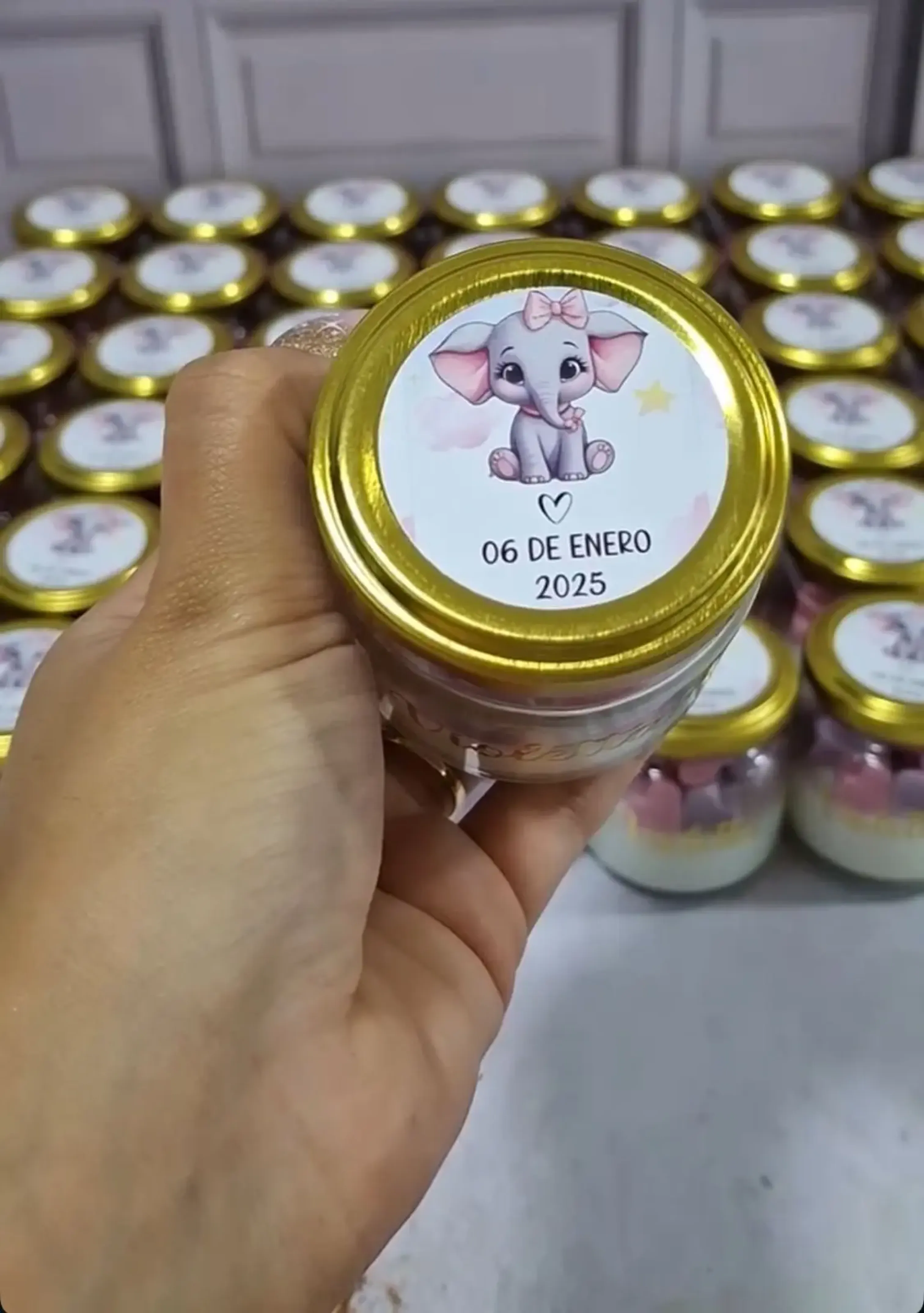 Muchas Margaritas de cera blancas, con liston verde