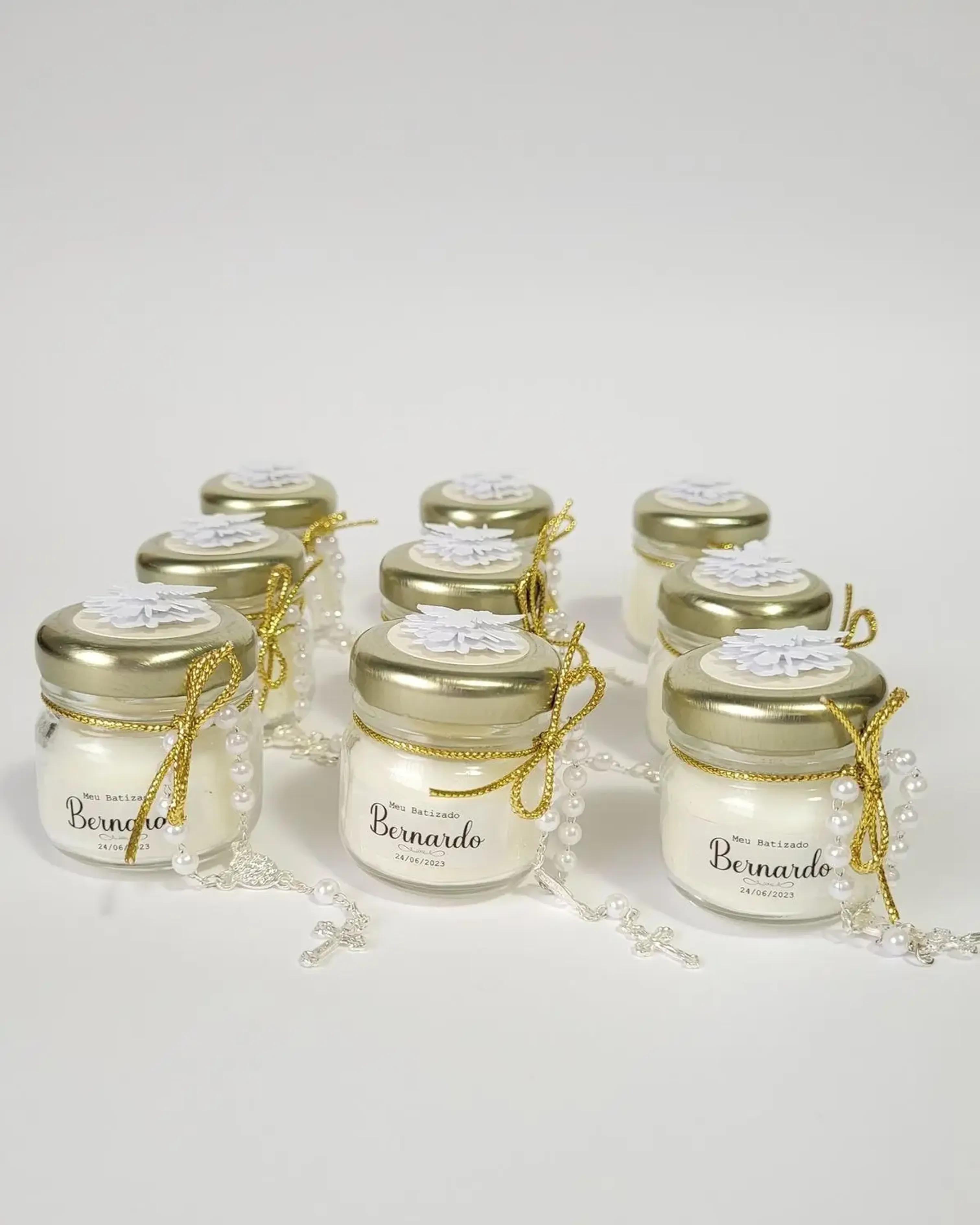 Muchas Margaritas de cera blancas, con liston verde