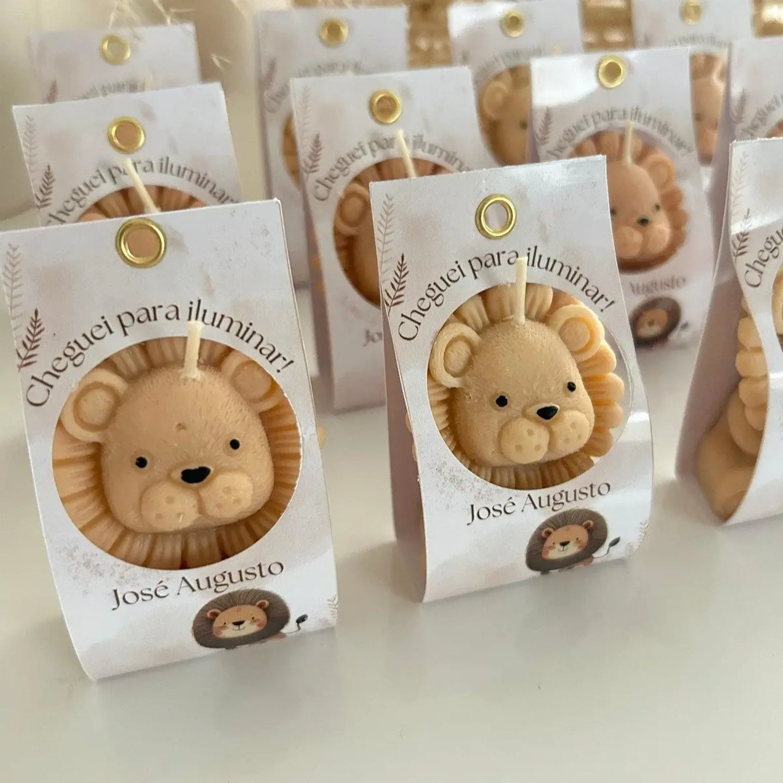 Muchas Margaritas de cera blancas, con liston verde