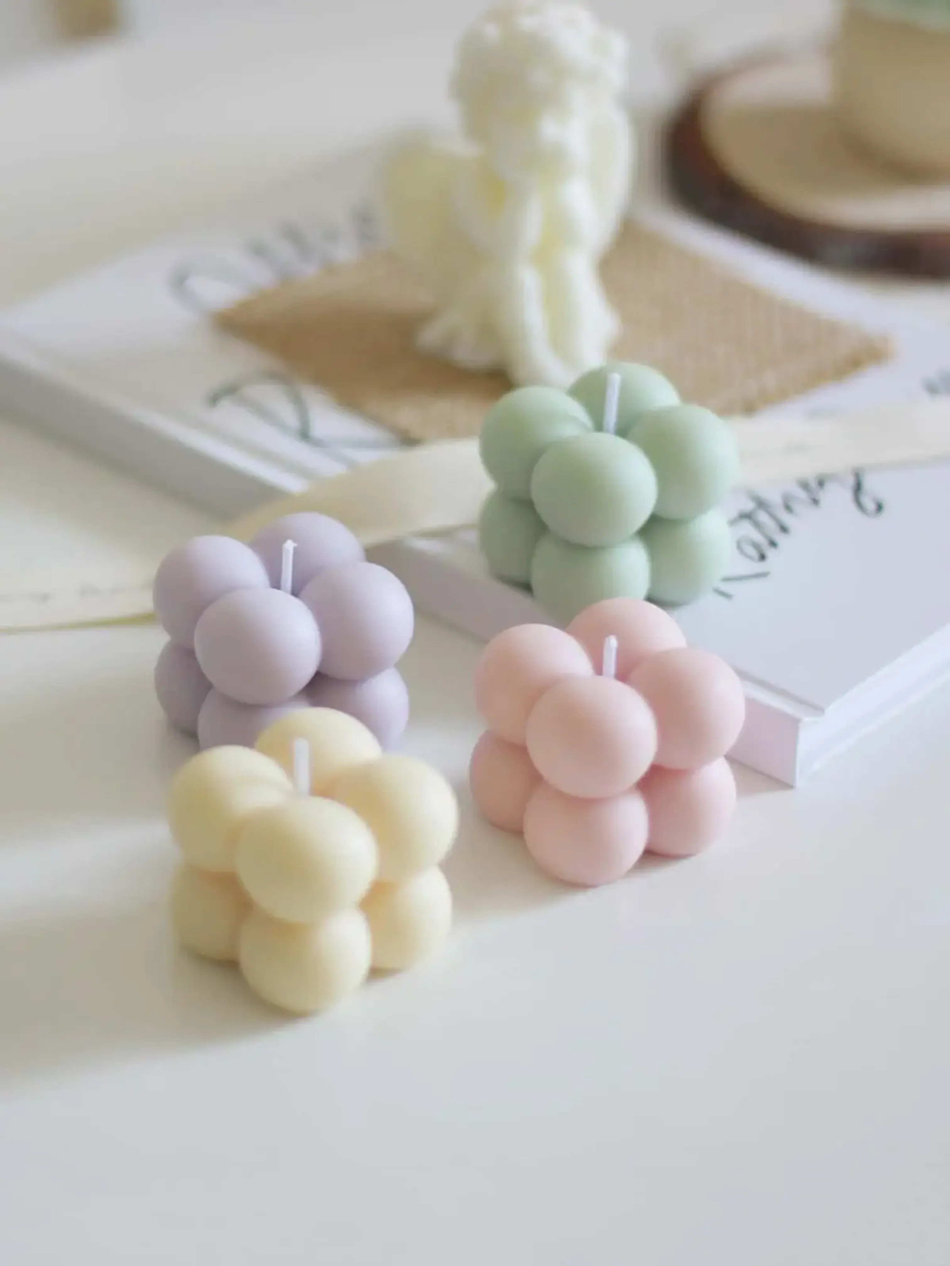 Muchas Margaritas de cera blancas, con liston verde