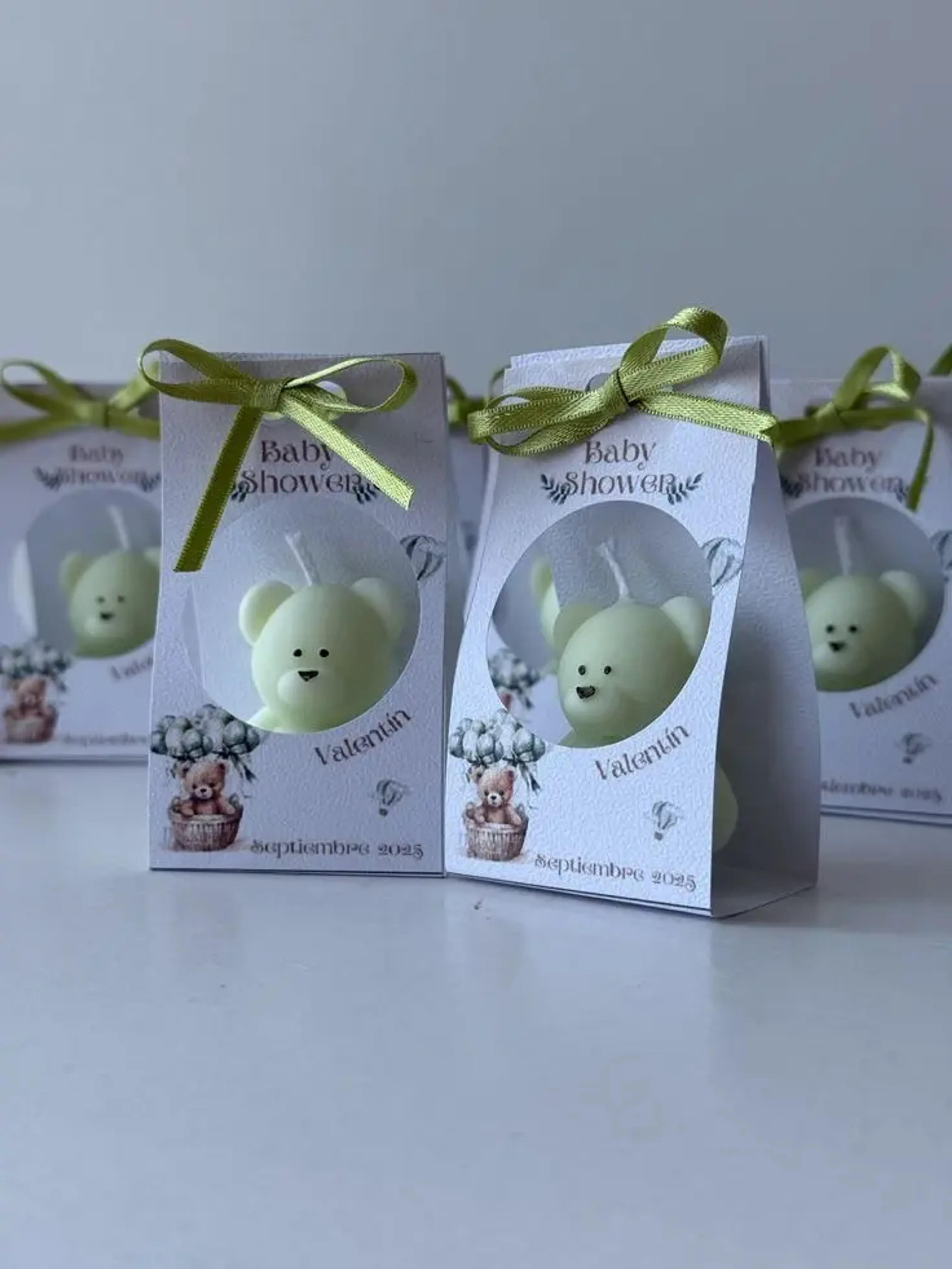 Muchas Margaritas de cera blancas, con liston verde