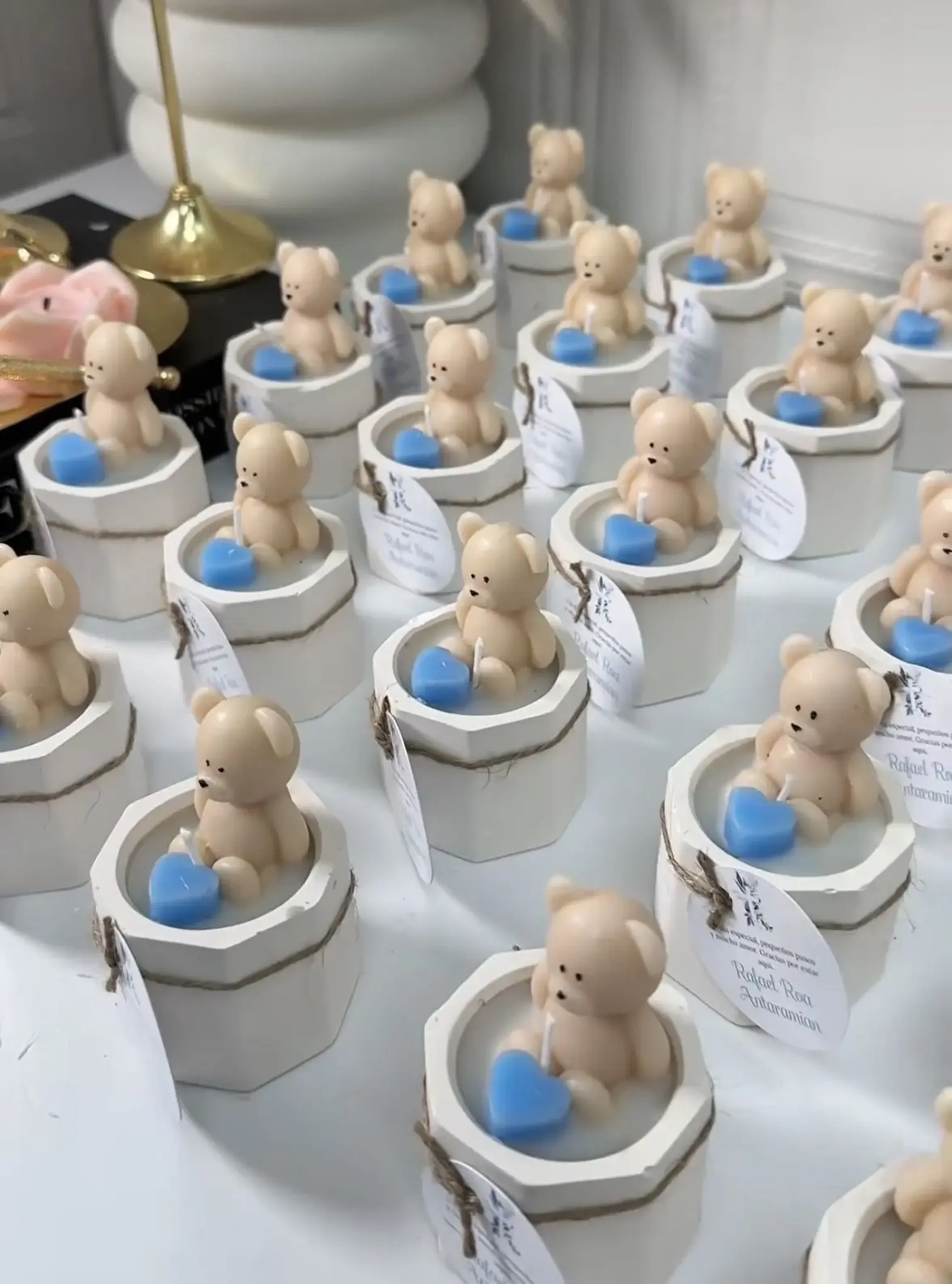 Muchas Margaritas de cera blancas, con liston verde