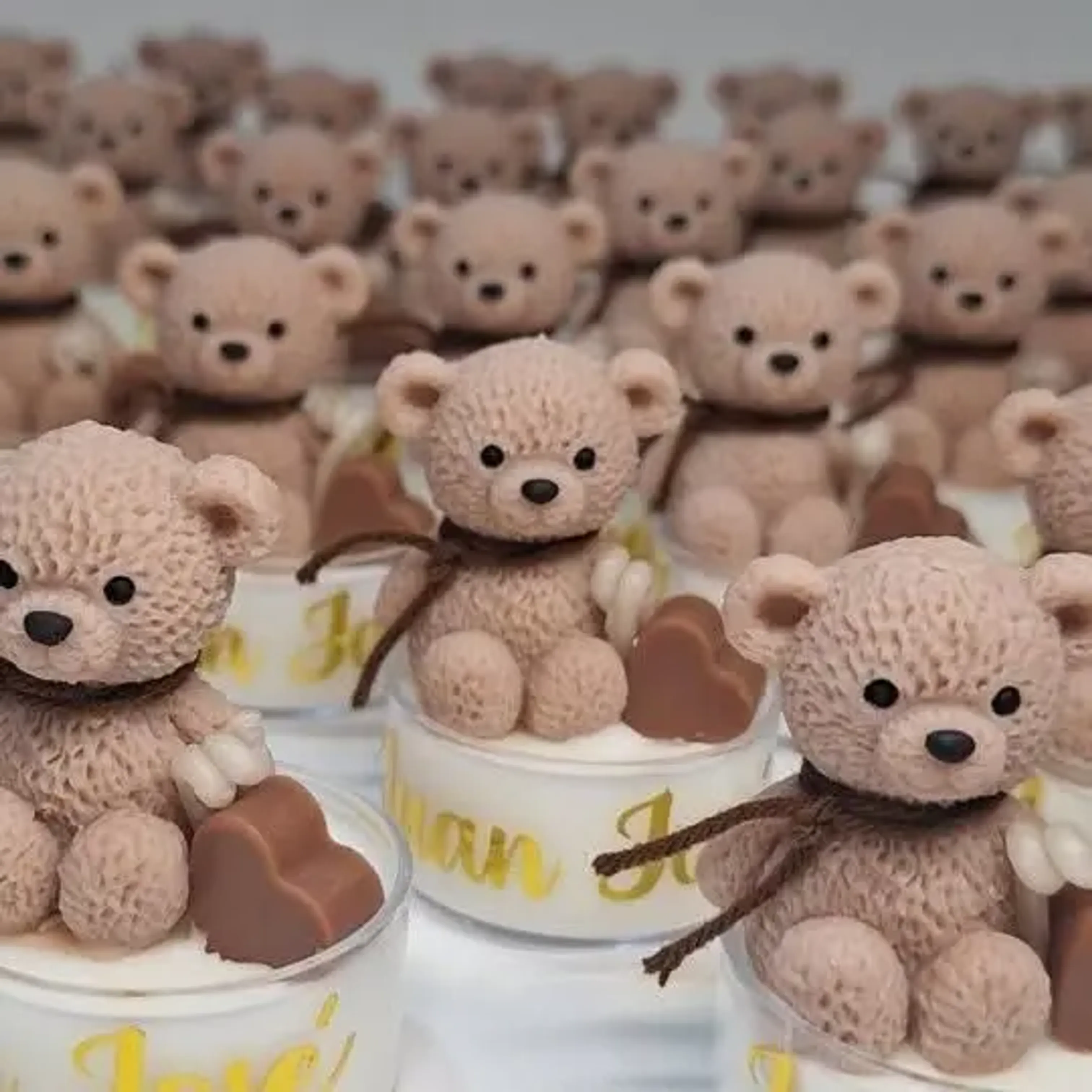 Muchas Margaritas de cera blancas, con liston verde