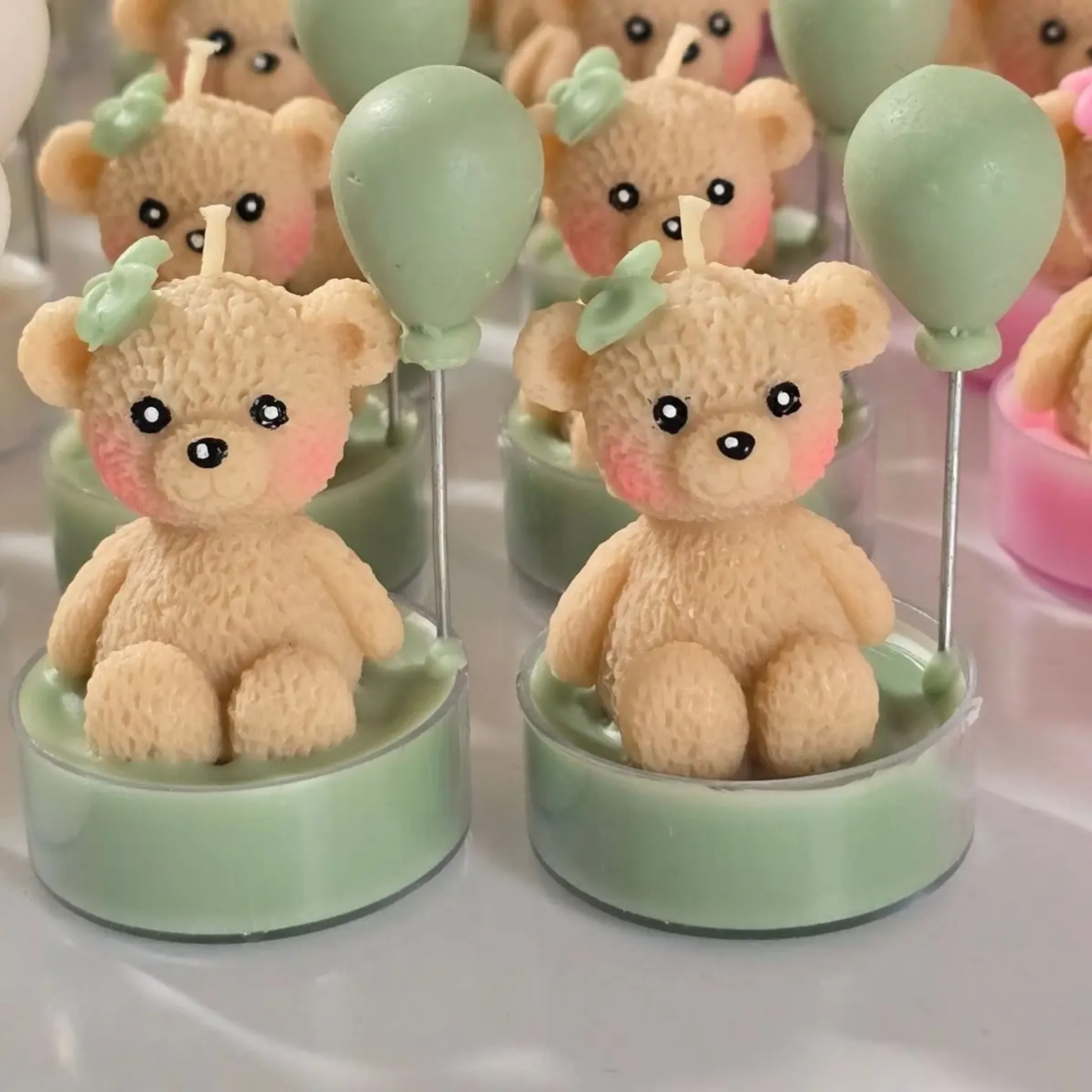 Muchas Margaritas de cera blancas, con liston verde