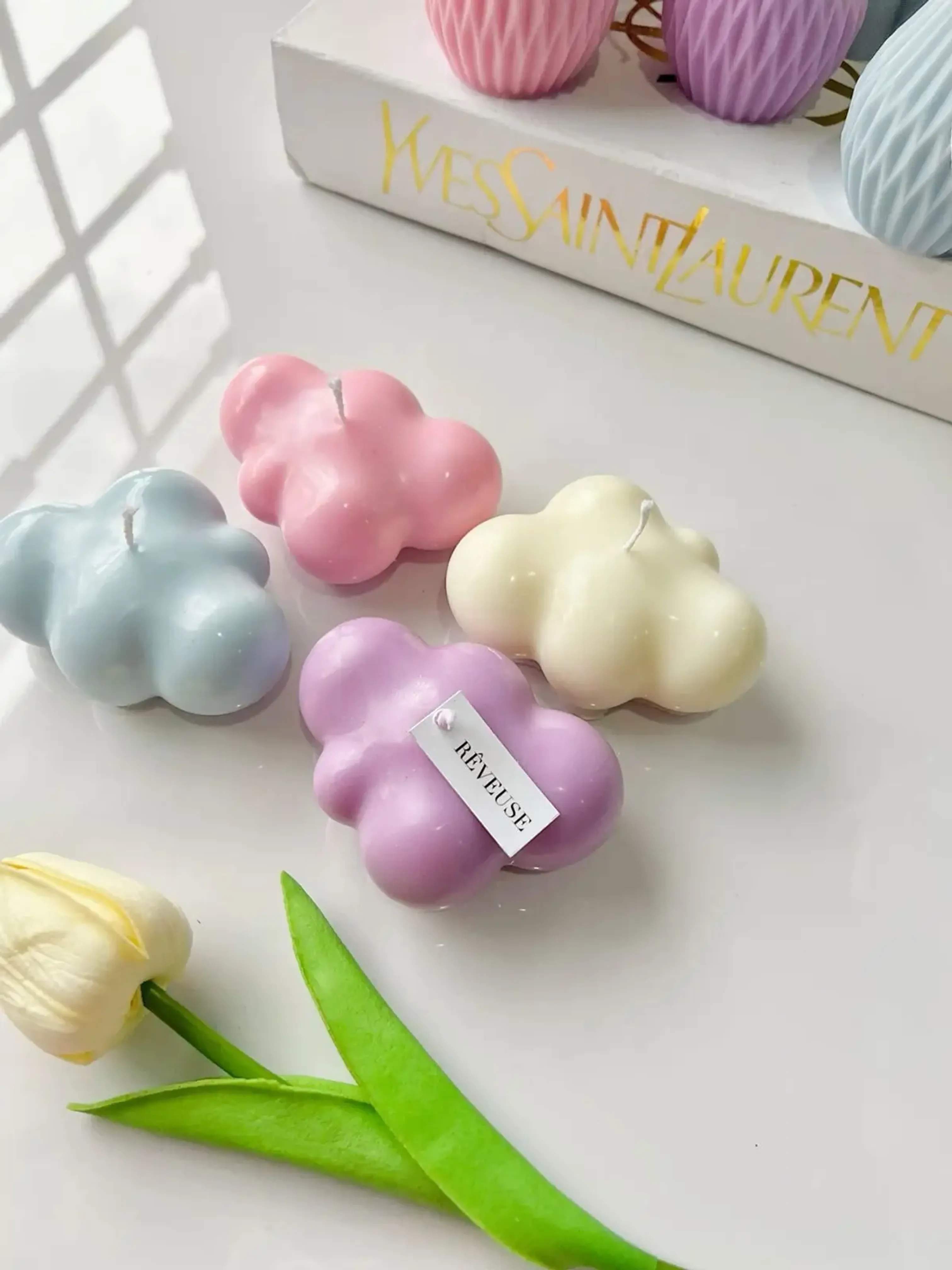 Muchas Margaritas de cera blancas, con liston verde