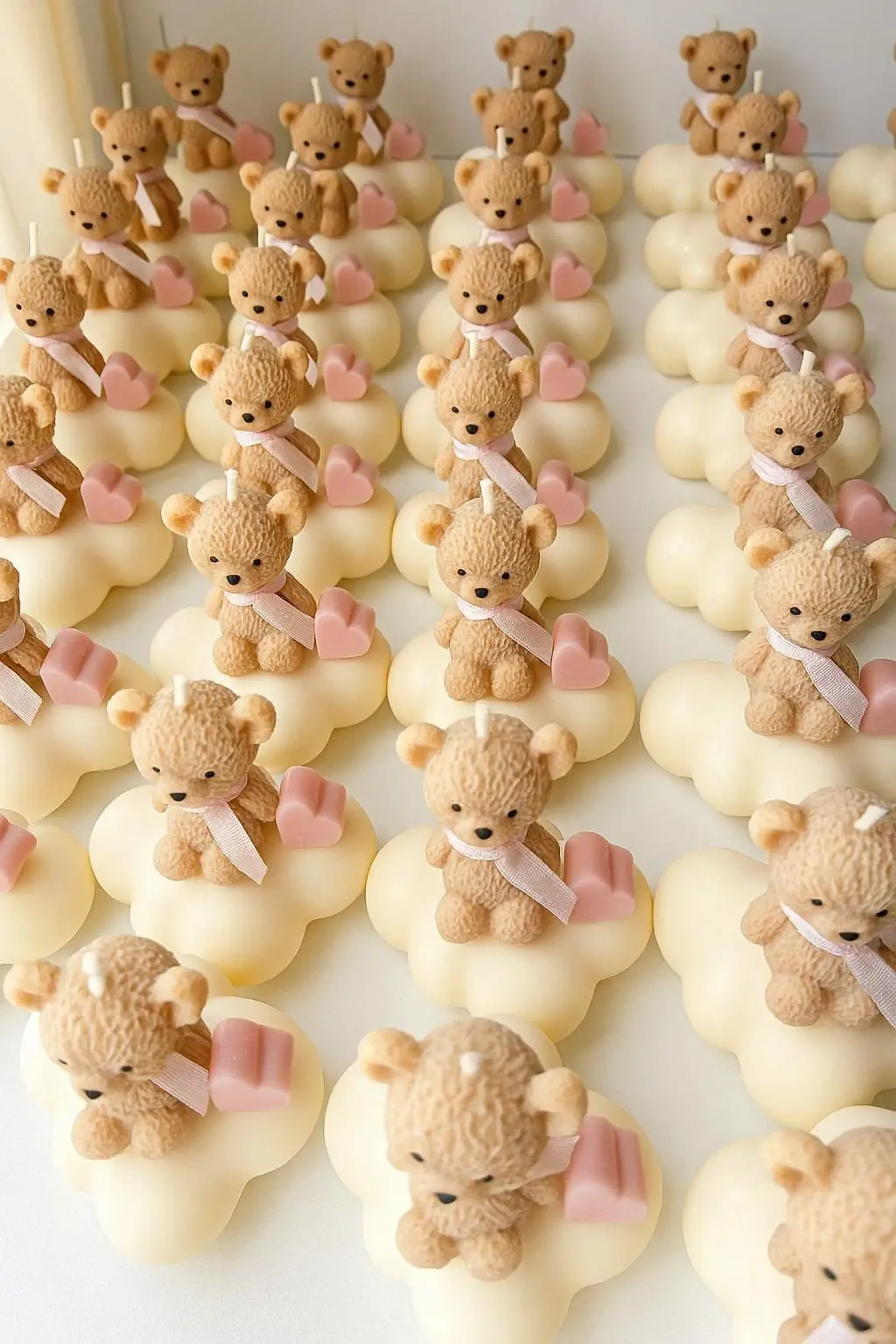 Muchas Margaritas de cera blancas, con liston verde