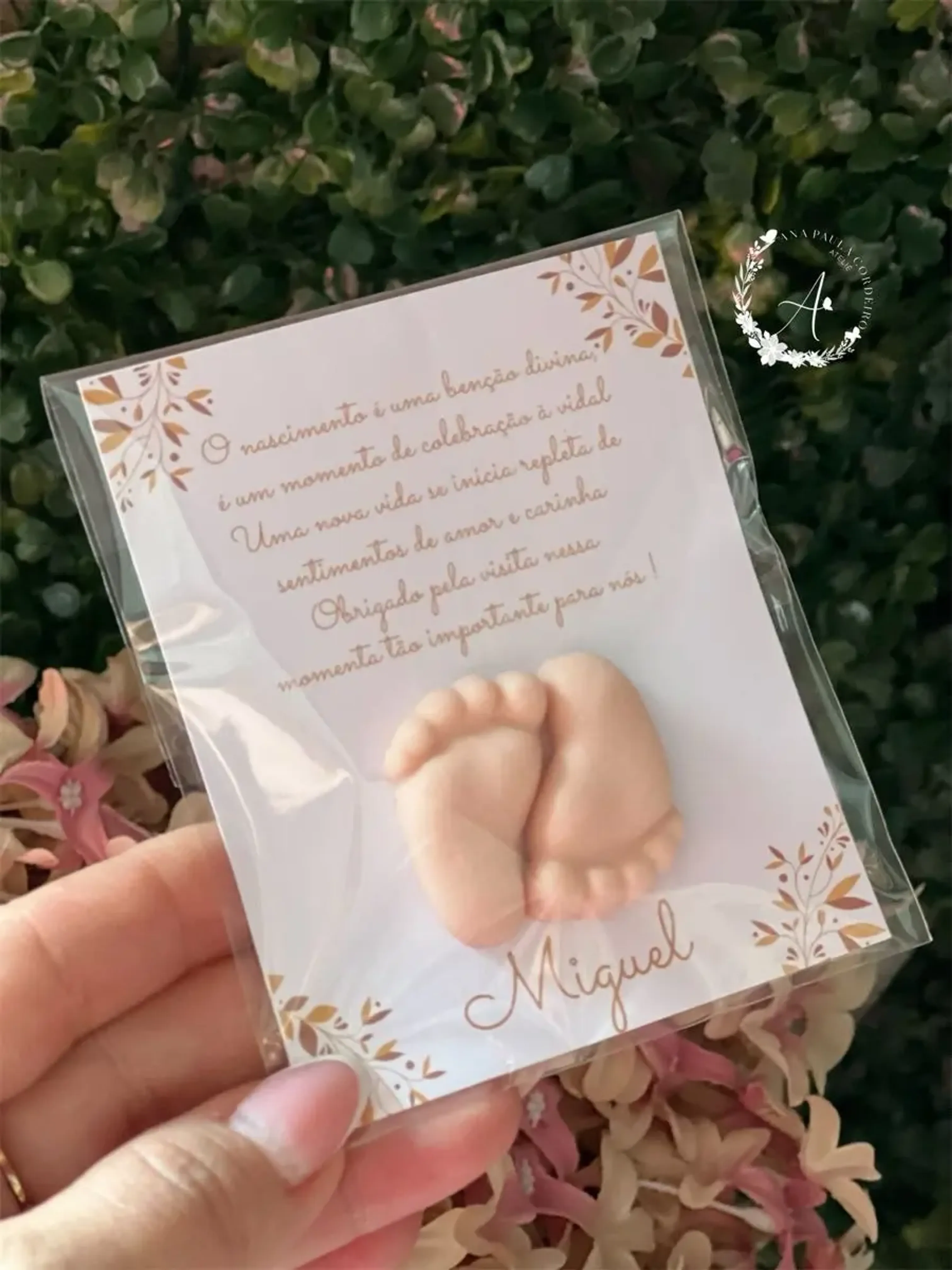 Muchas Margaritas de cera blancas, con liston verde