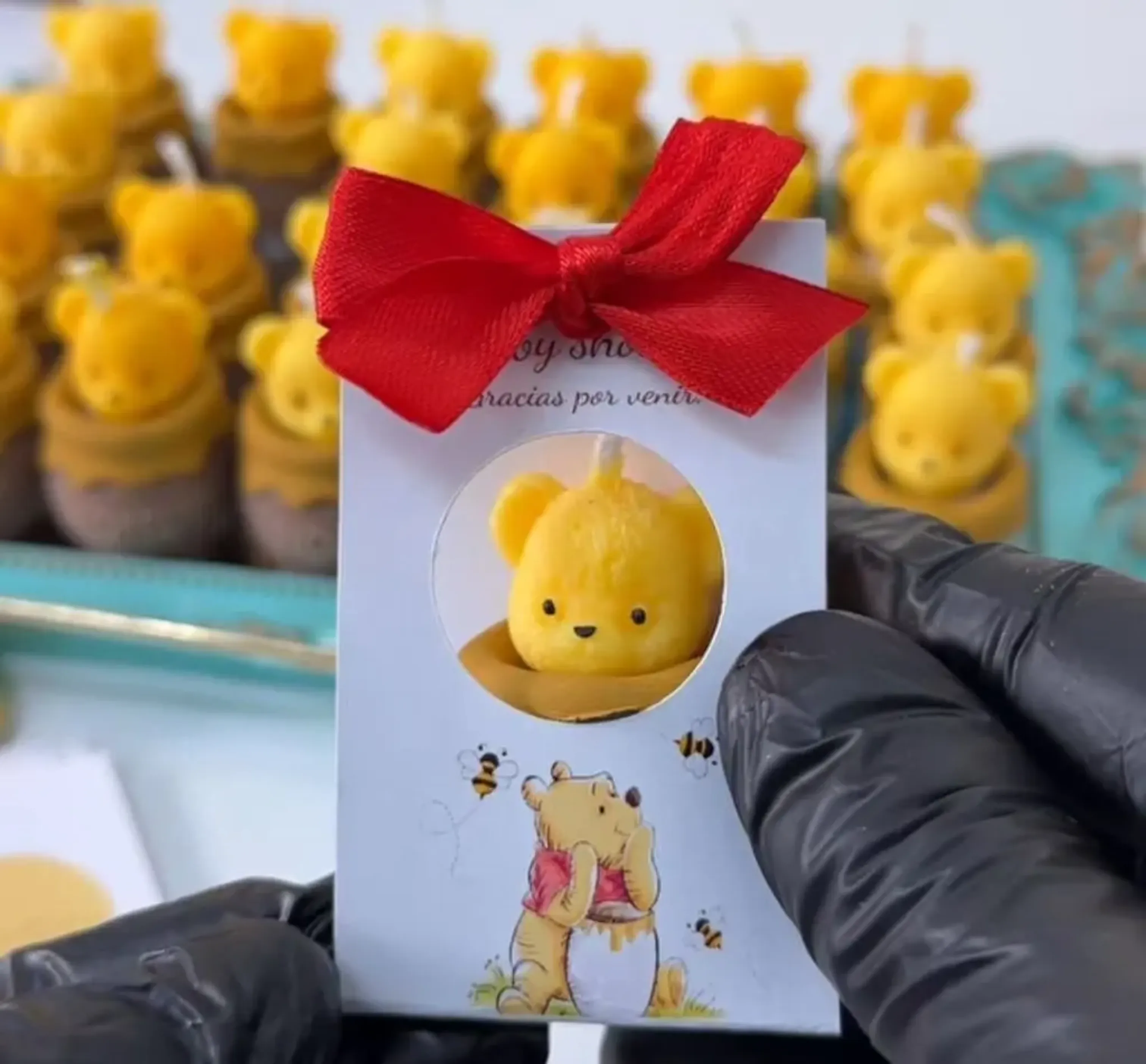 Muchas Margaritas de cera blancas, con liston verde