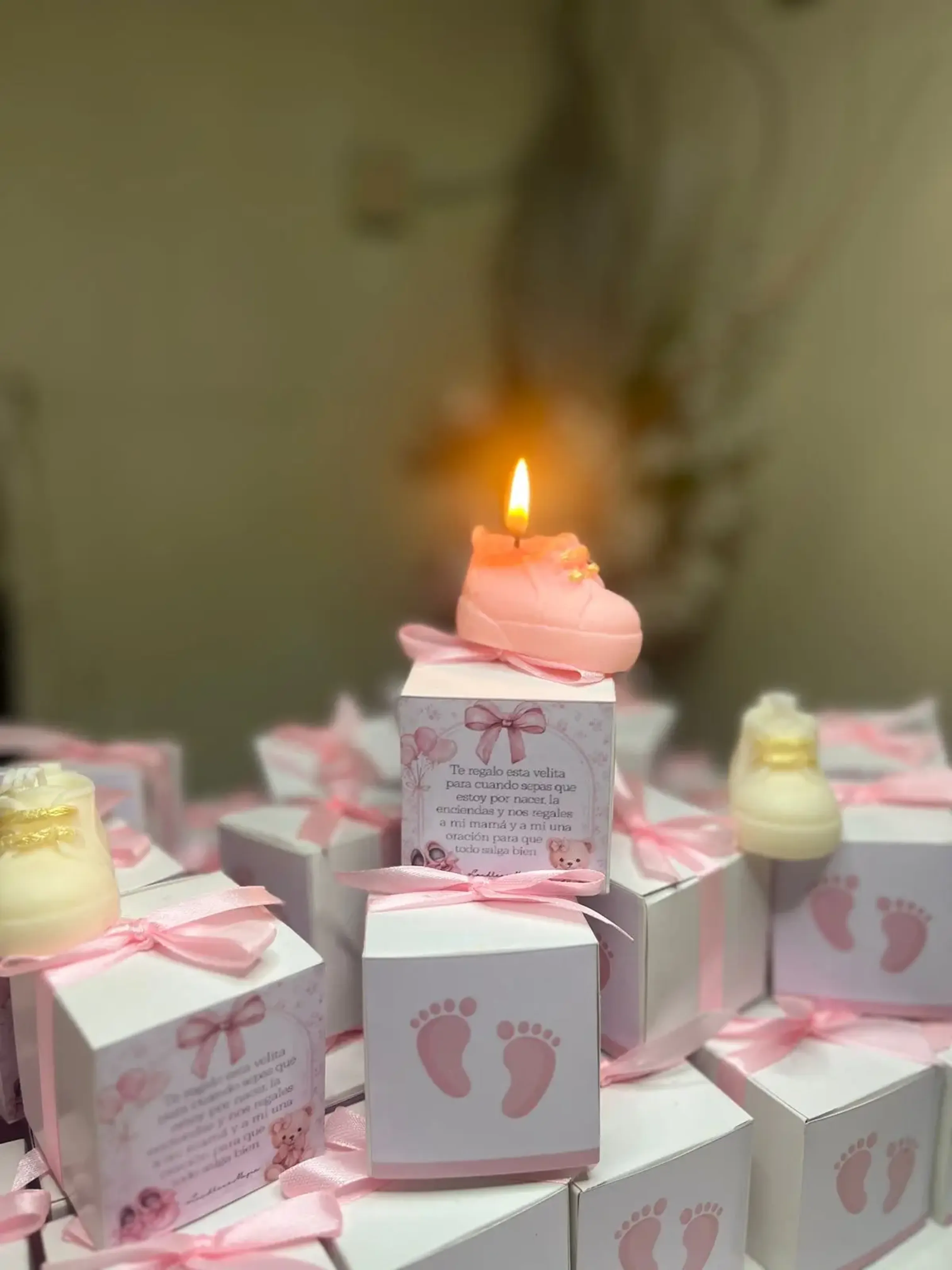 Muchas Margaritas de cera blancas, con liston verde